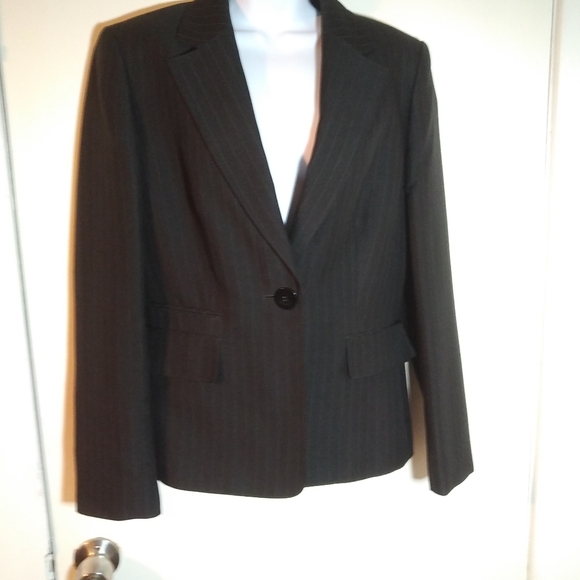 Evan Picone pantsuit w/subtle pin stripes, size 10 - Picture 6 of 7